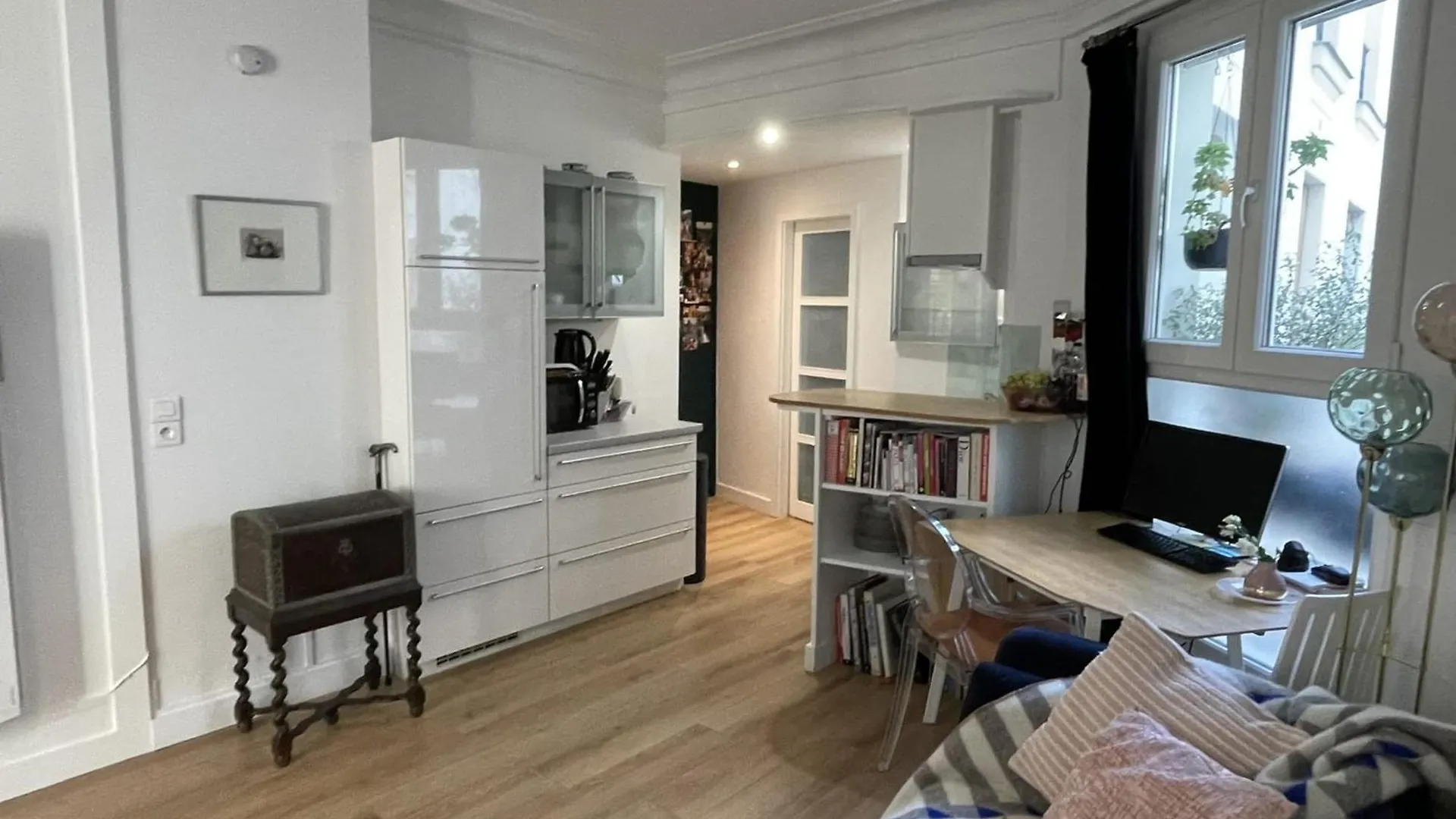 Cozy Nest Near Belleville Apartment